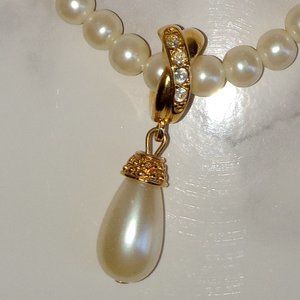 Avon 9" faux pearl necklace w/ gold tone and rhinestone pendant